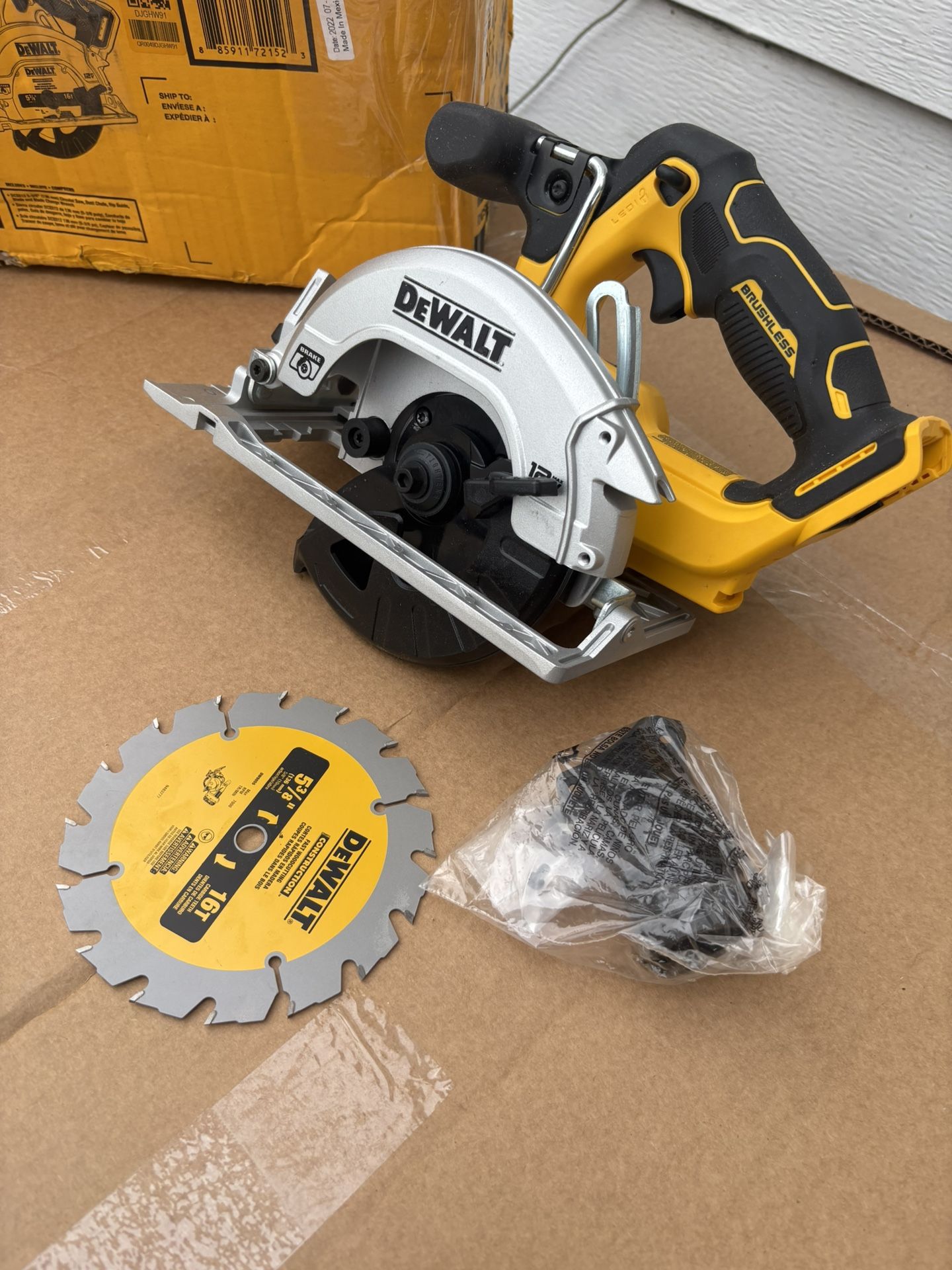 DEWALT 12-volt Brushless 5 3/8” Circular saw