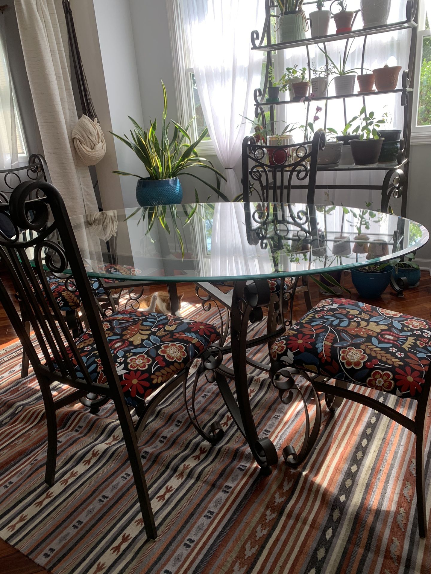 Table, 4 Chairs, Rack - Mesa Con 4 Sillas y Estante