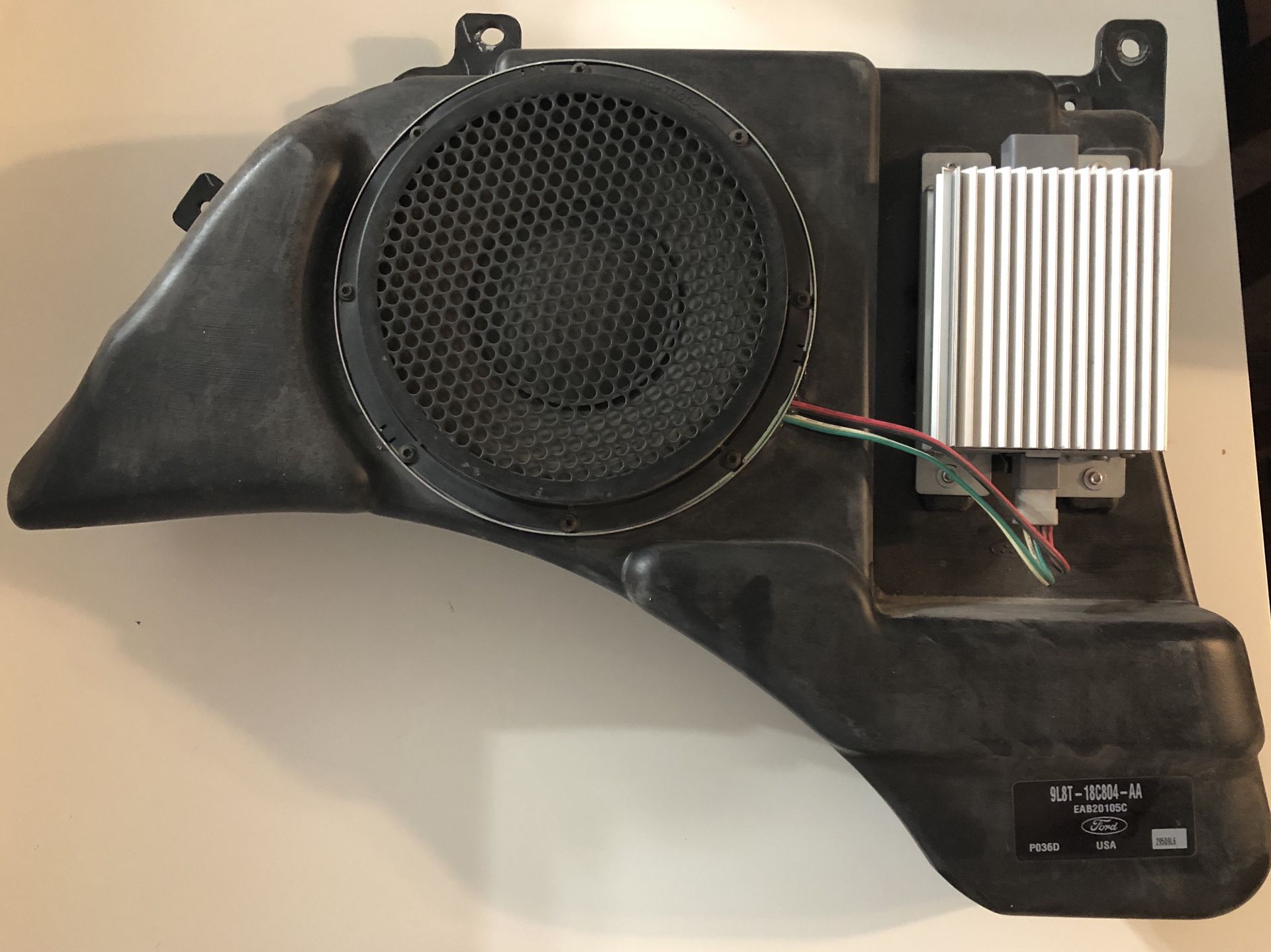 Ford Escape, Mazda Tribute, Mercury Mariner Subwoofer