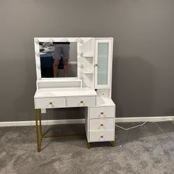 Women’s Makeup Dresser 