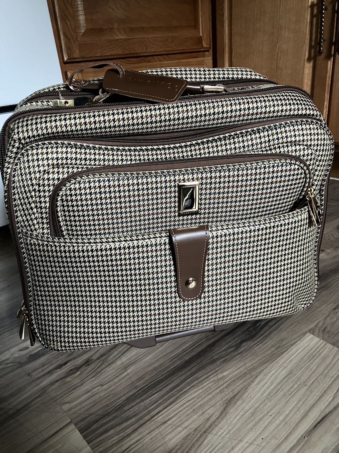 London Fog Rollable Suitcase