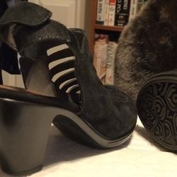Euro Soft By Sofft  Black Heeled Sandals 9 Excellent Condition  Velvety Feel And Look