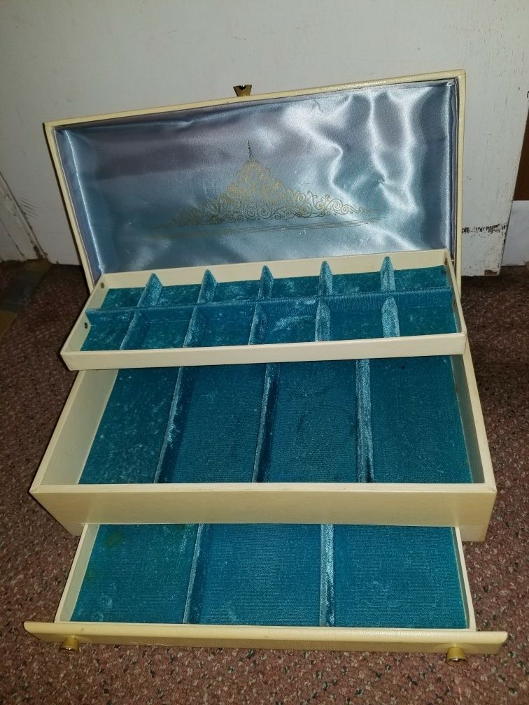 VINTAGE LADY BUXTON JEWELRY BOX