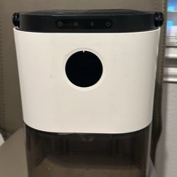 DEHUMIDIFIER. LIKE NEW AND CLEAN $10