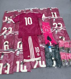 Read the de 20 sets Real Madrid sets Soccer uniforms ready to pick up or i can ship them any where in the US 40$ each selling all together set include