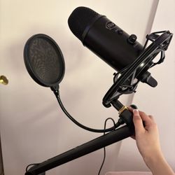 Blue Yeti Microphone with QuadCast Boom Arm Stand w/ Mount