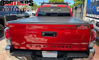 Tonneau Cover Flush Hard Bed Cover Tri-Fold Gloss Finish  Bakflip G2 Tapaderas Al Raz