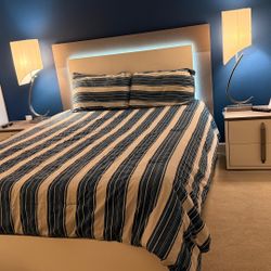 Rooms to go - white 4 Pc bedroom set