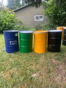 55-gallon steel barrels/ barriles de acero de 55 galones.