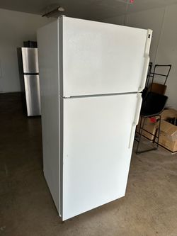 GE Refrigerator (1 month warranty)