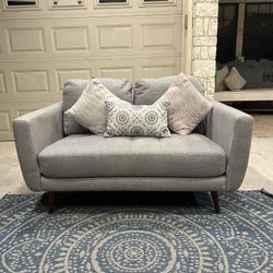 Free Delivery 🚚 Gray Loveseat/ Sillón Gris