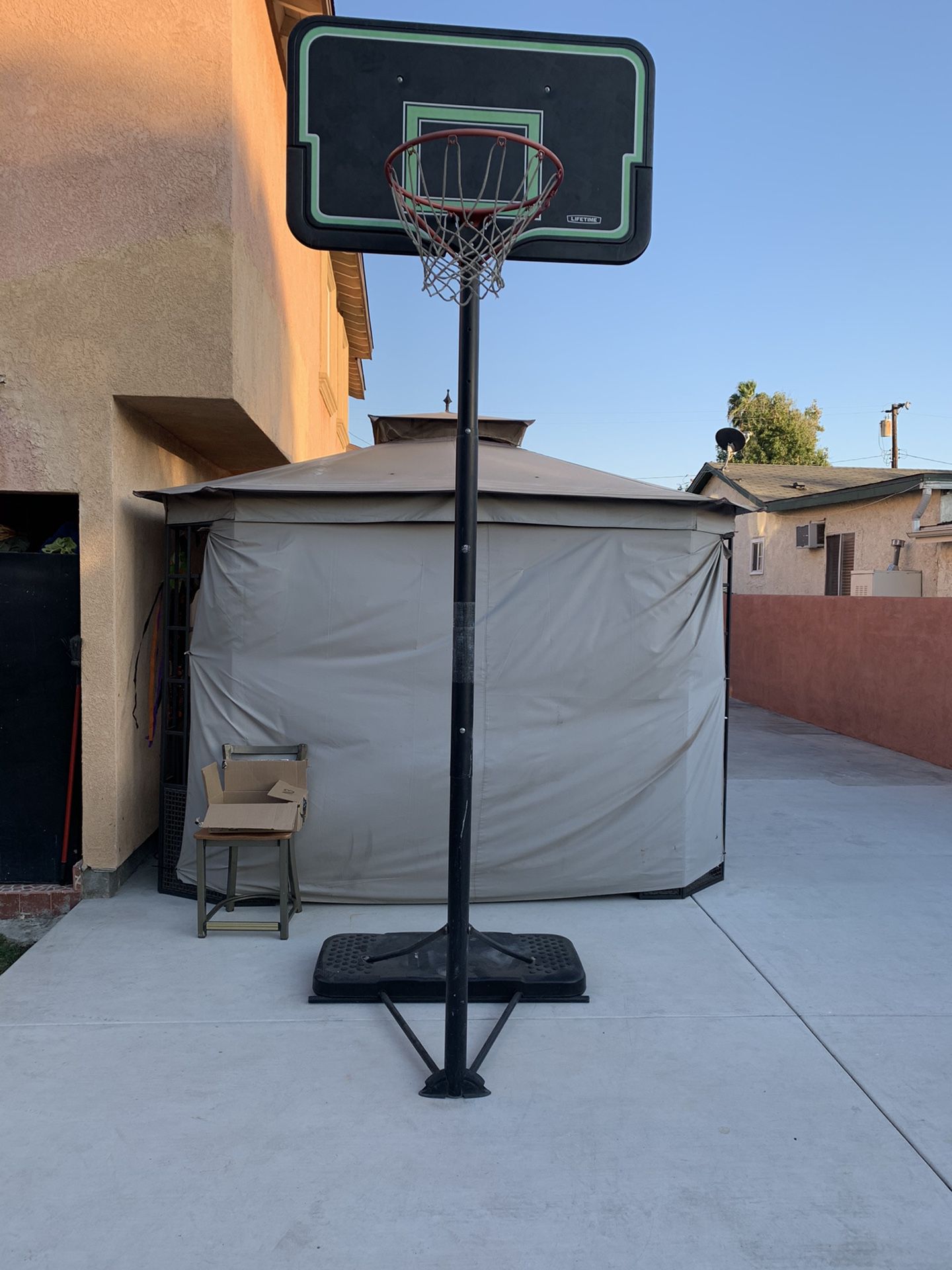 Basketball hoop portable