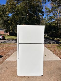 Whirlpool top and bottom refrigerator