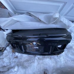 BMW 350i trunk with carbon fiber duckbill