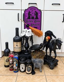 LARGE GROUP HALLOWEEN PROPS/ DECOR