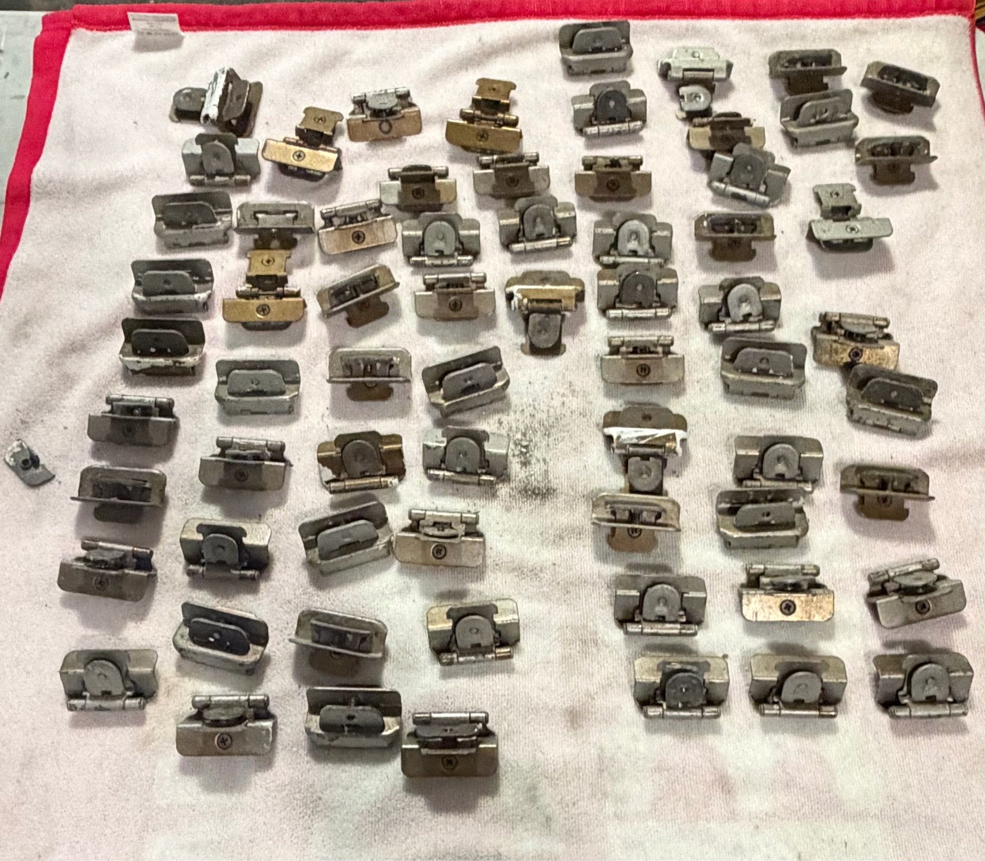 Mixed Cabinet Hinges Lot – Vintage & Modern Hardware – Bulk Resale / DIY