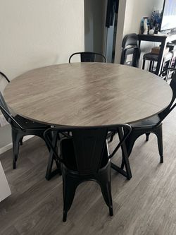 Round kitchen table & chairs