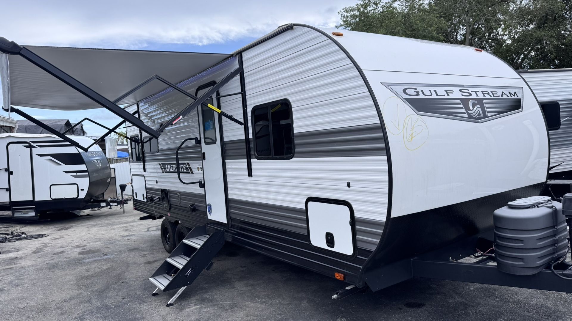 Rv Gulf Stream Año 2024 25 Pies Ubicado 9850 Nw 27 Ave Miami Fl 33147 O 786:327:1327 O 786:957:9369