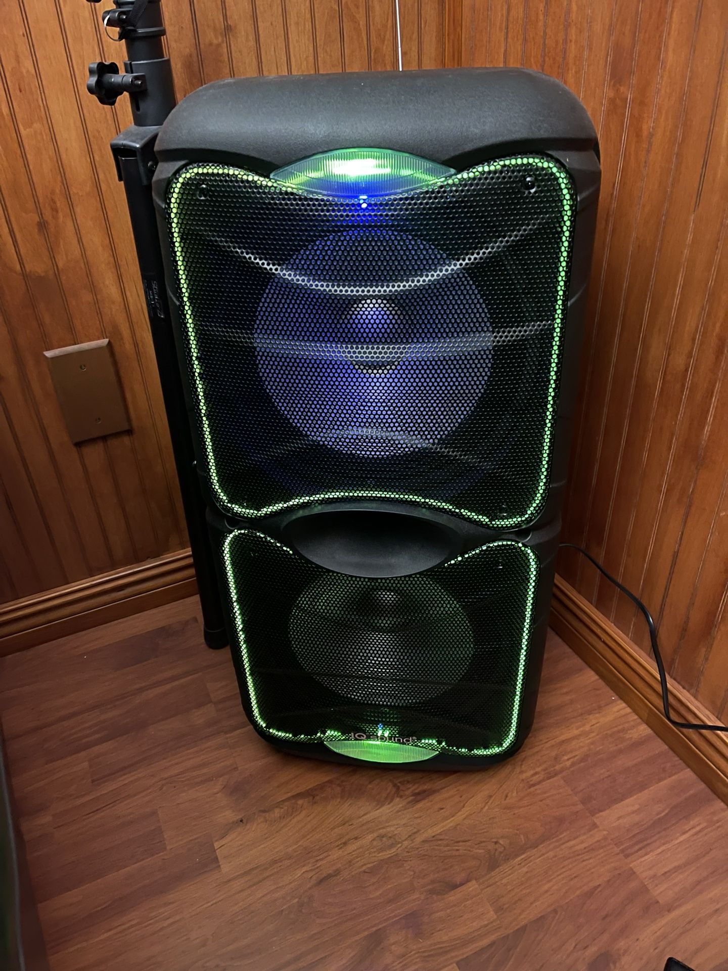 IQ SOUND 2x12” Rechargeable IQ SOUND 2x12” Rechargeable Wireless Speaker