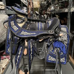 Nueva Montura Charra Bordada Con Cantinas Cuadradas 