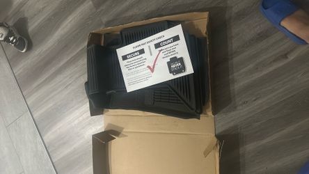 Tapetes originales de hule macizo para una Toyota Tacoma del 2017 al 2023