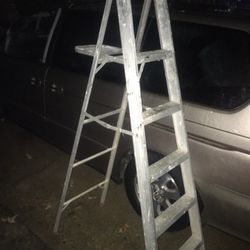 Nice 6 foot fold up aluminum ladder only $40 firm 