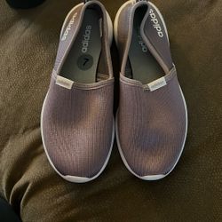 Woman’s Adidas Size 7