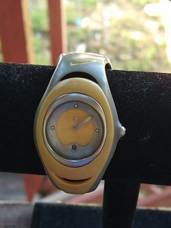 RARE UNIQUE VINTAGE NIKE ANALOGUE YELLOW SILVER WATCH WA0012 NEW BATTERYRARE