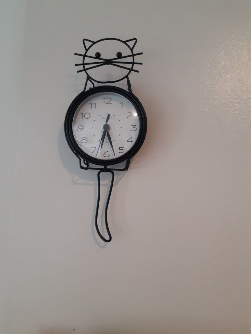 VINTAGE Metal CAT WALL CLOCK, It WORKS PERFECT