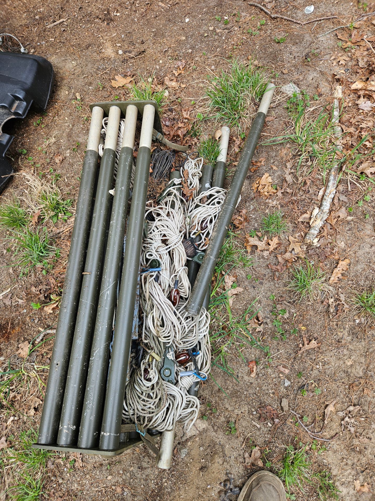 Single pole military antenna