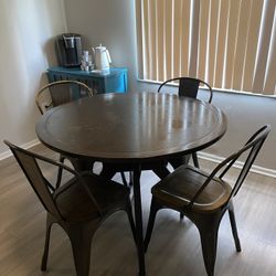 Round Table With 4 Bistro Chairs