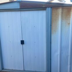 Casita de Metal de  5 X 8 Buenas Condiciones    ya está des  anblada 