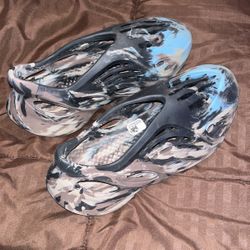 Yeezy Foam Runner Size 9 Comes With Box And Goat Sticker Worn 1 Time