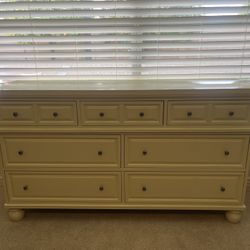 Classic Cream 9-Drawer Dresser 