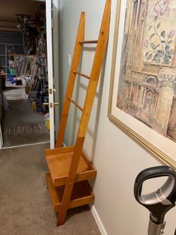 Leaning shelf
