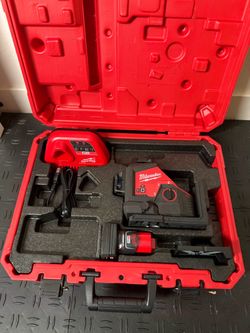 Milwaukee M12 12-Volt Lithium-Ion Cordless Green 250 ft. 3-Plane Laser Level Kit with One 4.0 Ah Battery, Charger and Case
