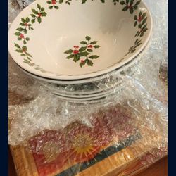 Royal Norfolk Holiday Holly Bowls - Set