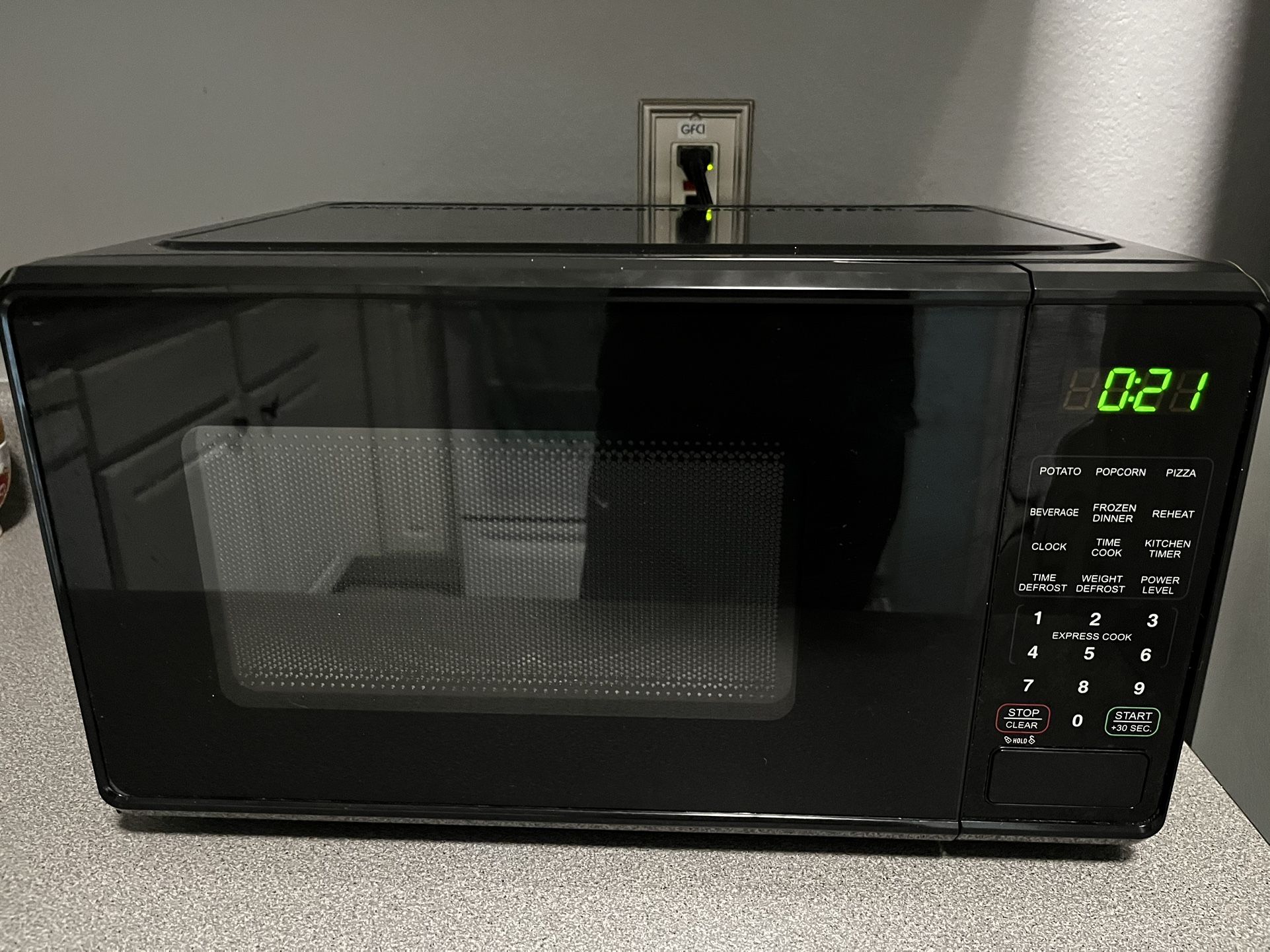 Microwave 0.7 Cu ft 700 Watts