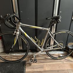 Giant OCR2 Size Medium 27 Speed 20’ Road Bike