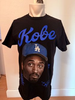 Kobe Bryant Black Mamba LA Tribute T-Shirt – Size Large Please note: Tag is missing. $40 Kobe Bryant “Black Mamba” tribute T-shirt featuring a lar