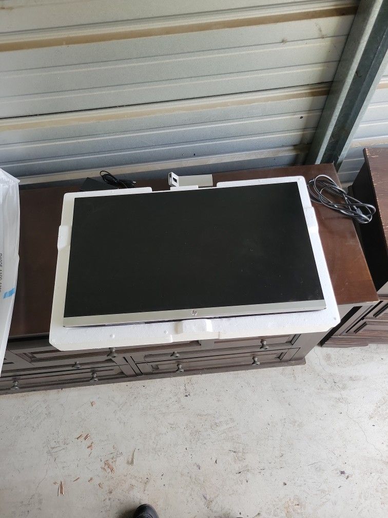 27-Inch HP Ultra-Slim Monitor MUST GO