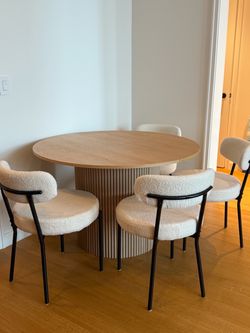 Round Dining Table with 4 Boucle Chairs