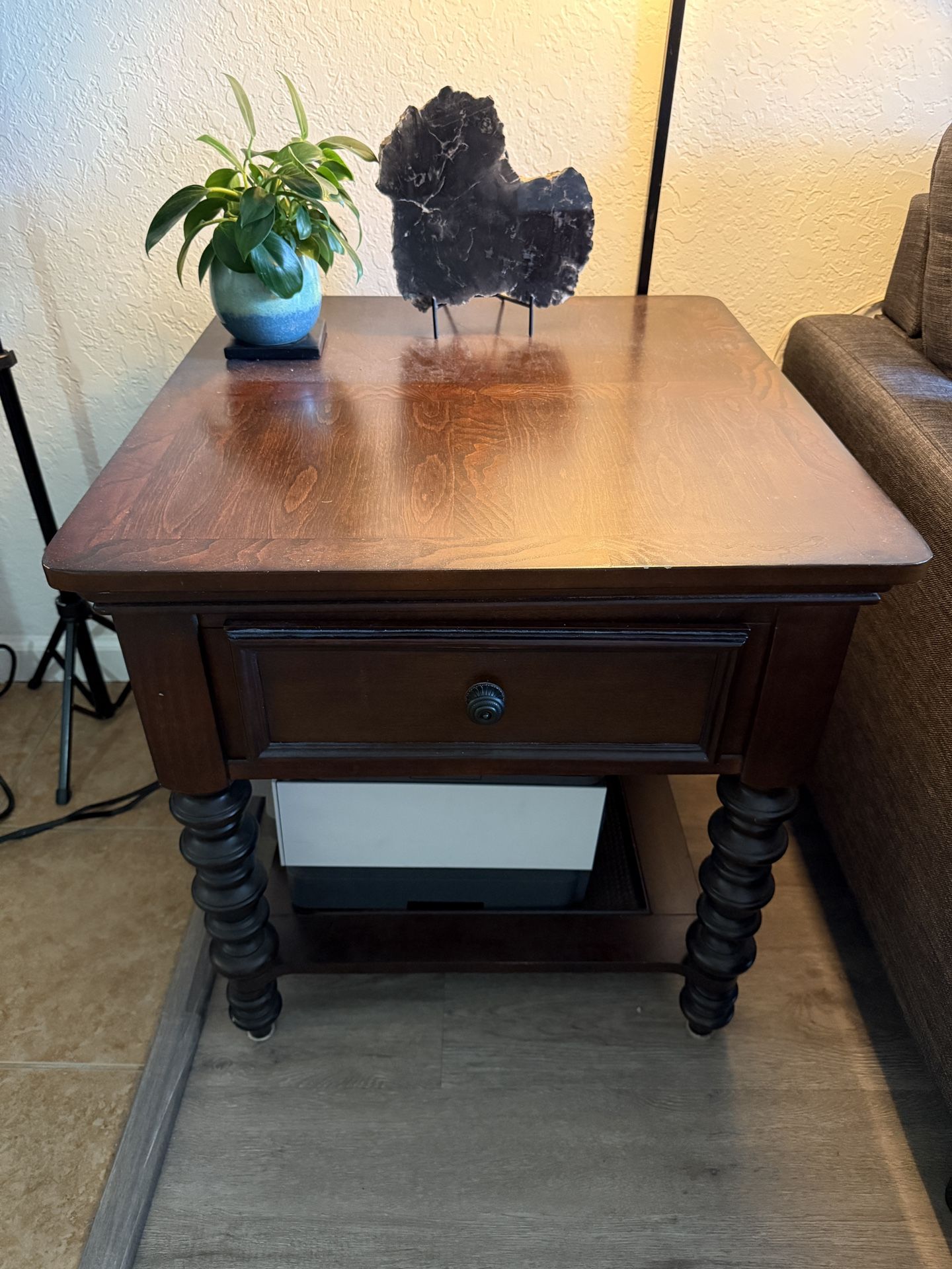 Beautiful Dark Wood End Table w/drawer 25x26x25