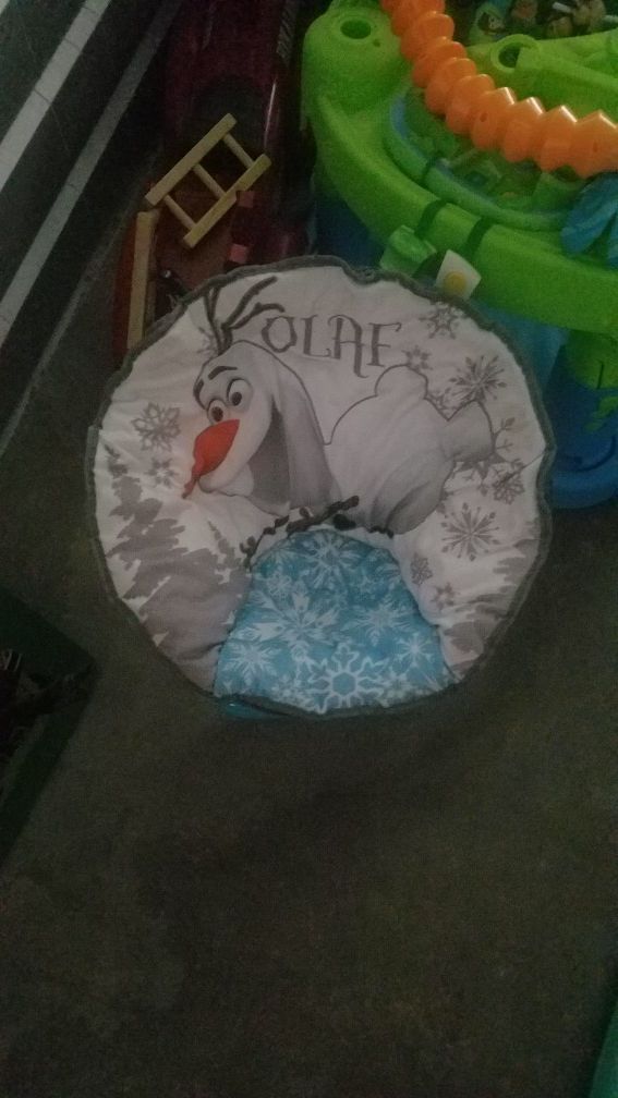 Frozen Olaf saucer chair