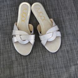 Woman’s sandals/ Silver/ Size 7