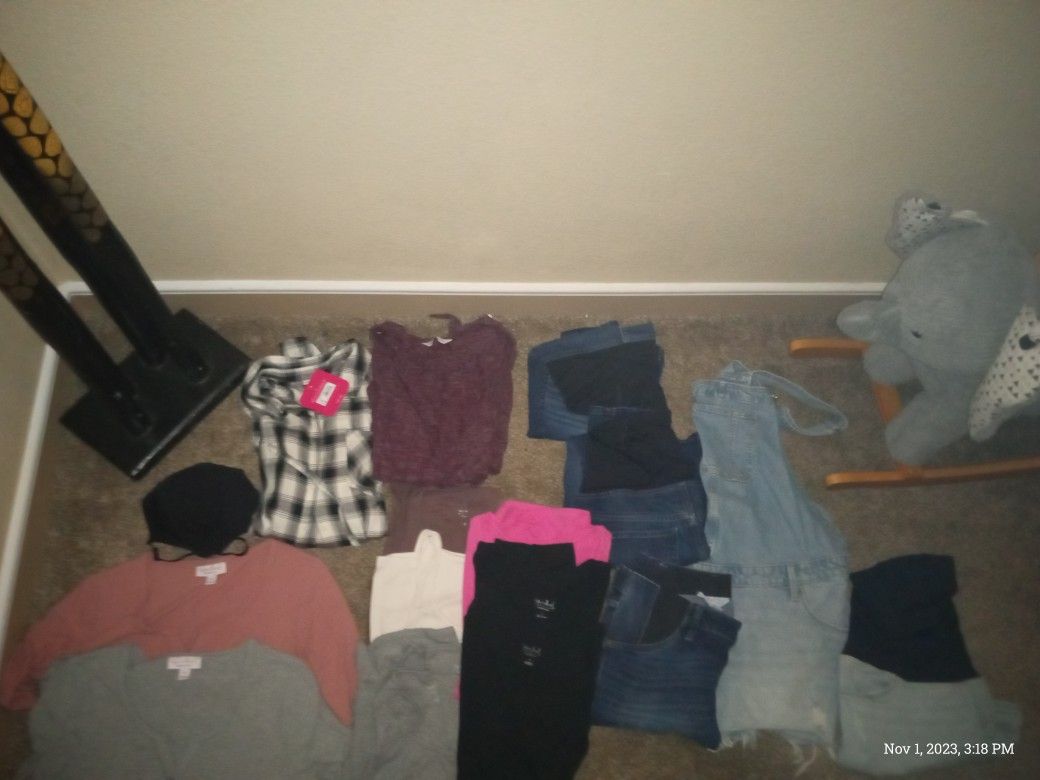 Maternity Clothes Sizes From M To Size 8/10 (80$)