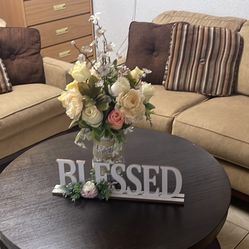 BEAUTIFUL LIVING ROOM & COFFEE  TABLE EXELLENT  CONDItION  $365