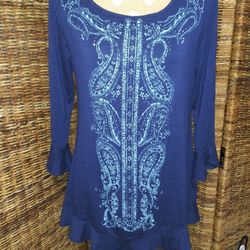 Westport Medium Blue Ruffle Hem Tunic Turquoise Graphics Studded

Excellent Condition!!

**Bundle and save with combined shipping**