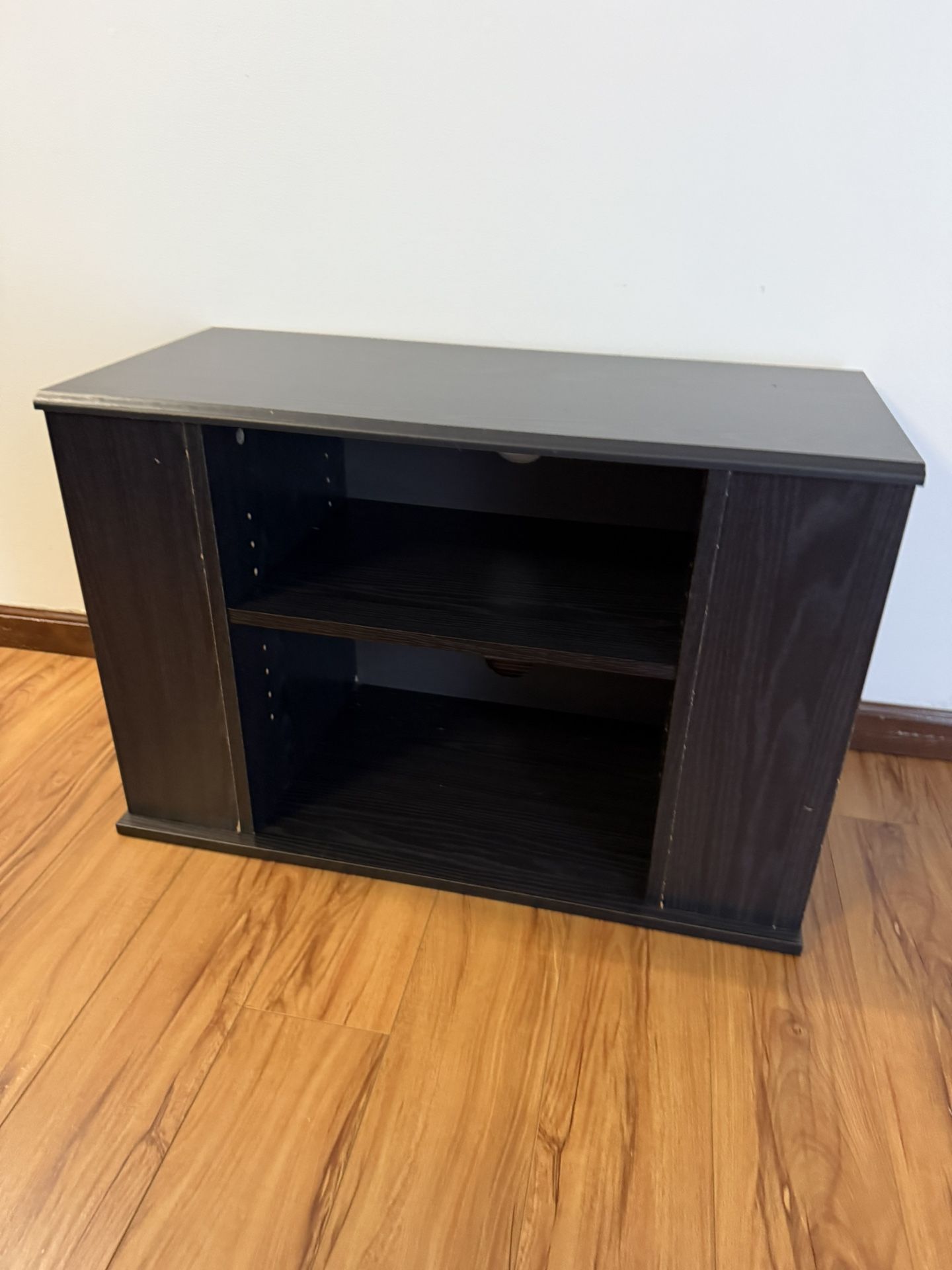 Entertainment center, has one shelf in the front and a shelf on either side for media storage