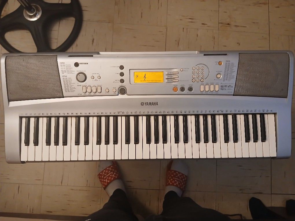 YAMAHA keyboard (YPT-300)